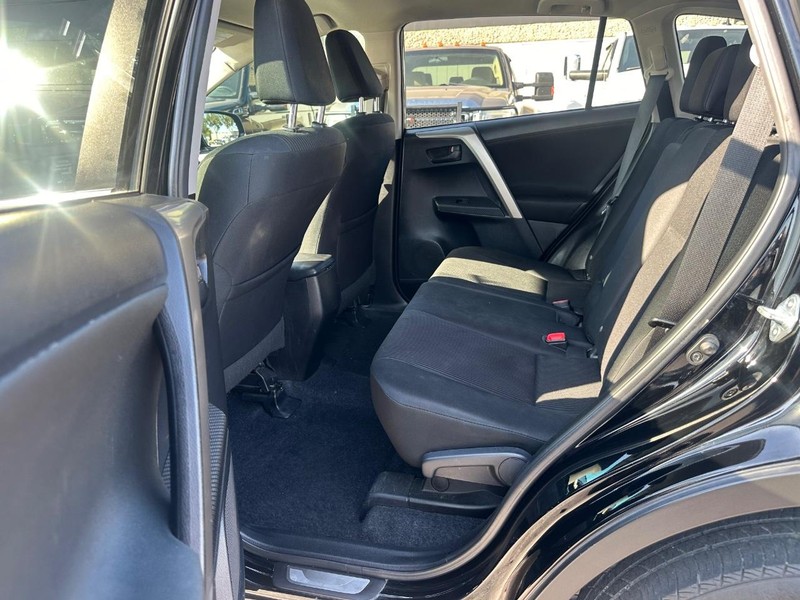 Toyota RAV4 Vehicle Full-screen Gallery Image 15