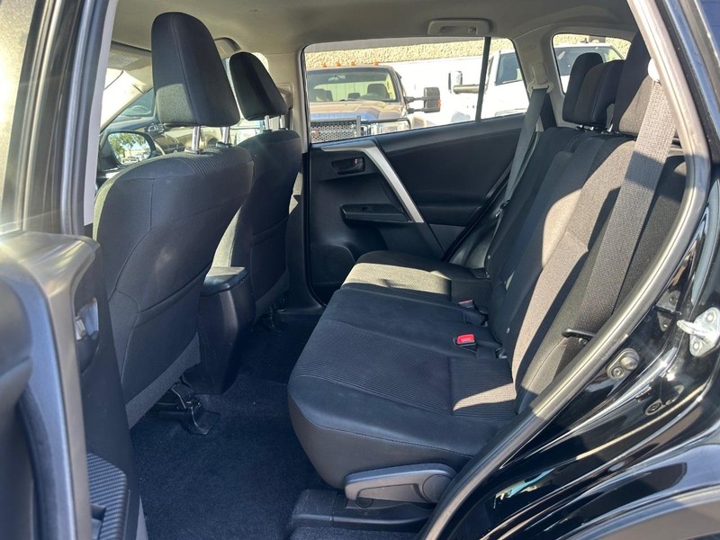 Toyota RAV4 Vehicle Full-screen Gallery Image 16