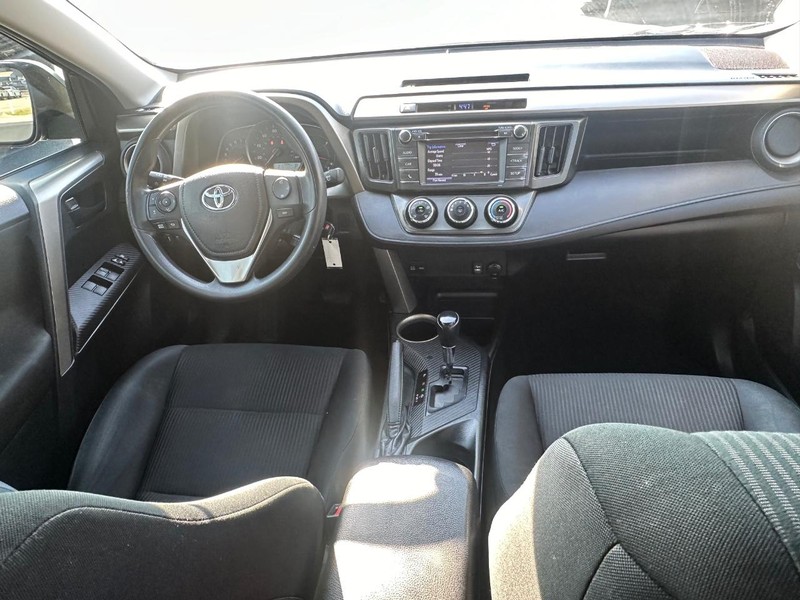 Toyota RAV4 Vehicle Full-screen Gallery Image 17
