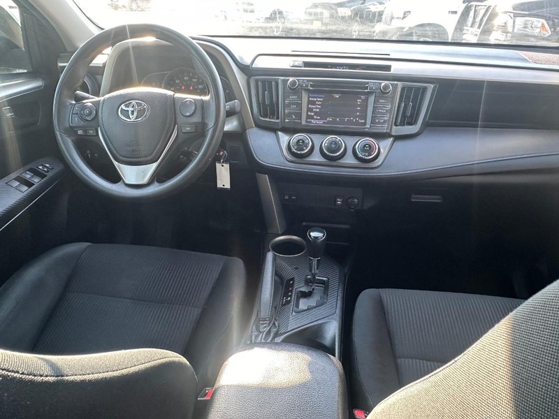 Toyota RAV4 Vehicle Full-screen Gallery Image 18