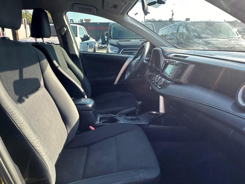 Toyota RAV4 Vehicle Full-screen Gallery Image 19