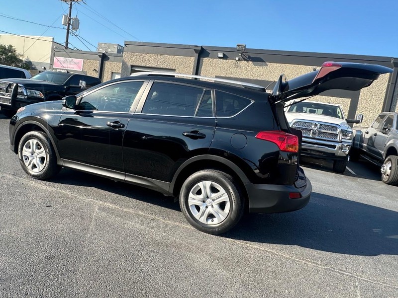 Toyota RAV4 Vehicle Full-screen Gallery Image 20