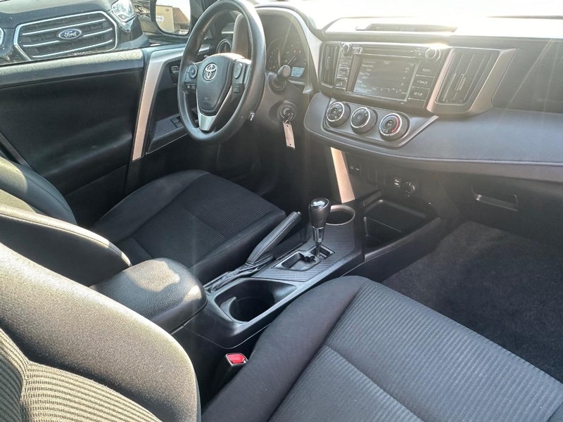 Toyota RAV4 Vehicle Full-screen Gallery Image 22