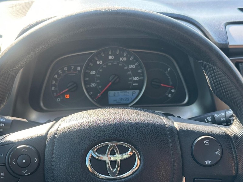 Toyota RAV4 Vehicle Full-screen Gallery Image 24