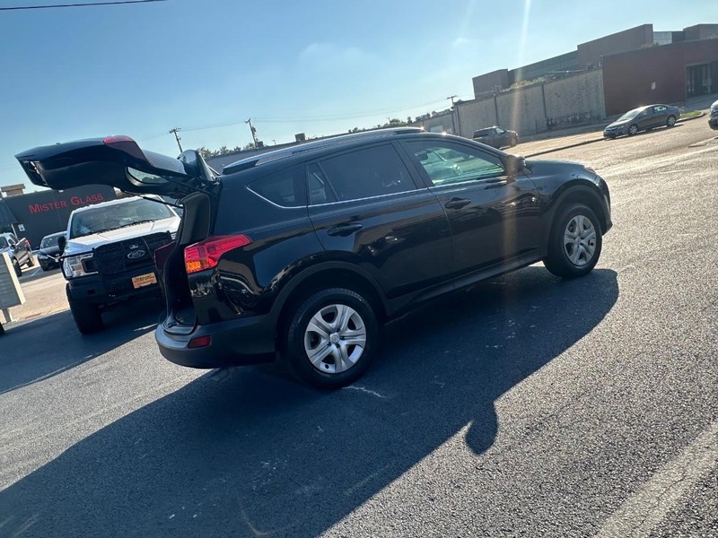 Toyota RAV4 Vehicle Full-screen Gallery Image 25