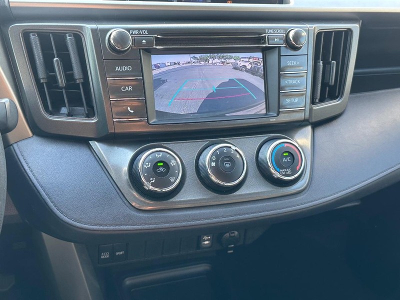 Toyota RAV4 Vehicle Full-screen Gallery Image 26