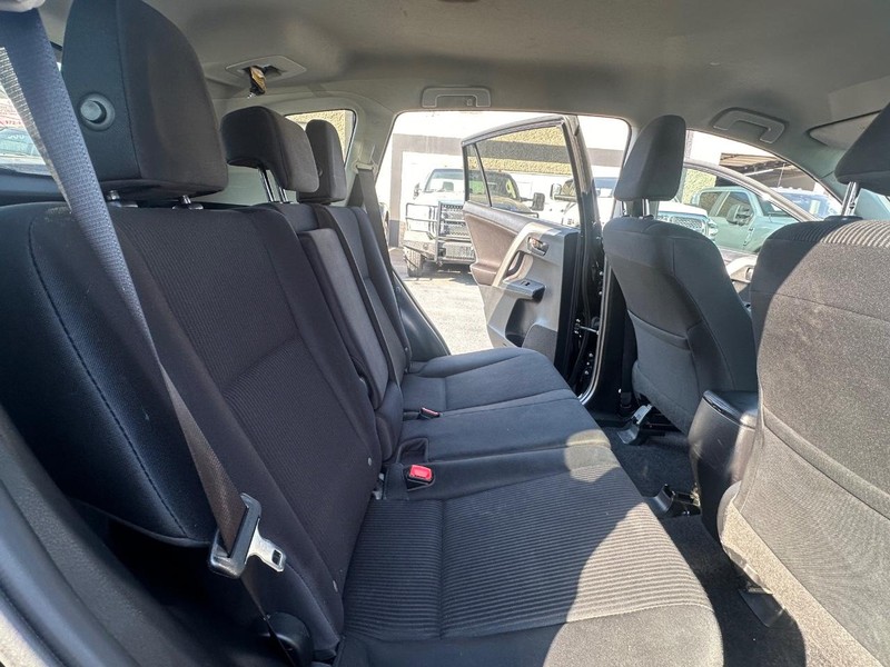 Toyota RAV4 Vehicle Full-screen Gallery Image 31