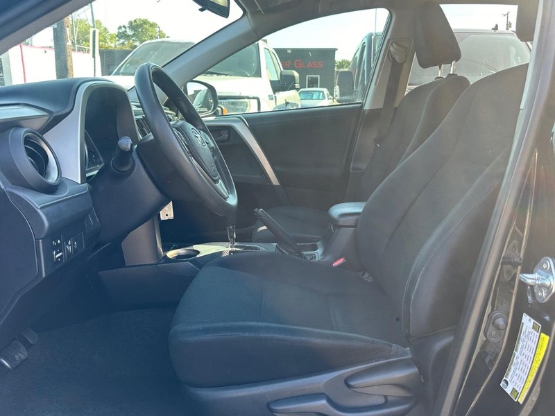 Toyota RAV4 Vehicle Full-screen Gallery Image 32