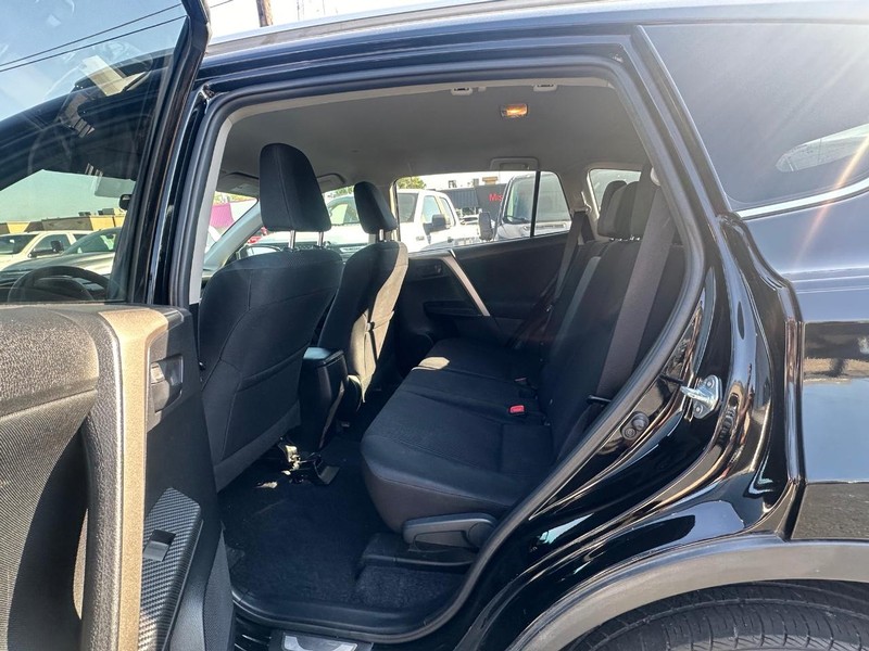 Toyota RAV4 Vehicle Full-screen Gallery Image 34