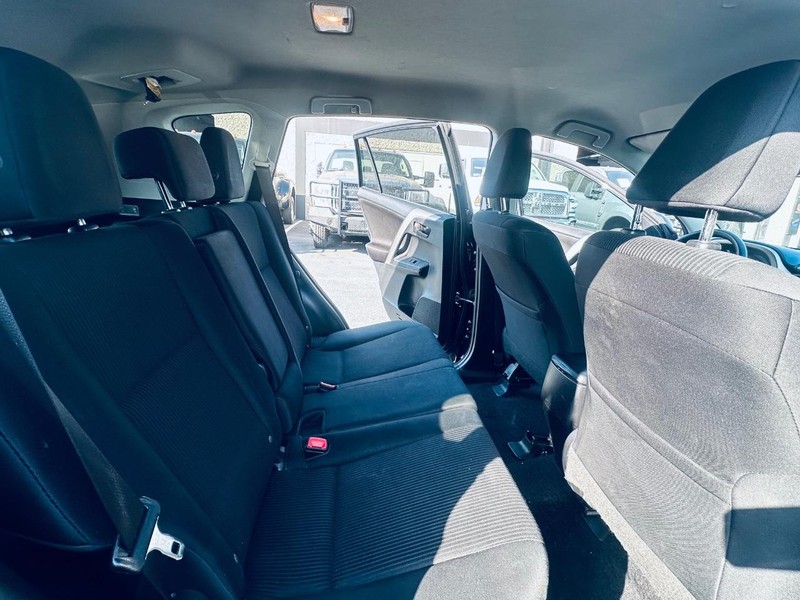 Toyota RAV4 Vehicle Full-screen Gallery Image 35