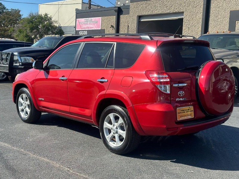 Toyota RAV4 Vehicle Full-screen Gallery Image 11