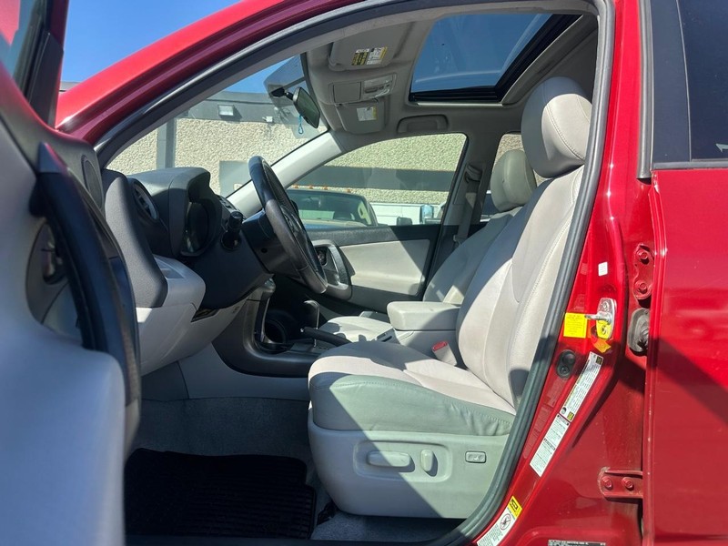 Toyota RAV4 Vehicle Full-screen Gallery Image 12