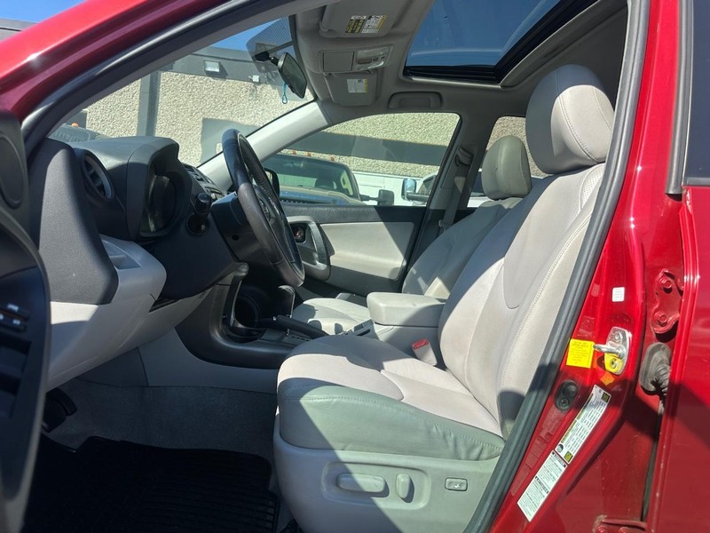 Toyota RAV4 Vehicle Full-screen Gallery Image 13