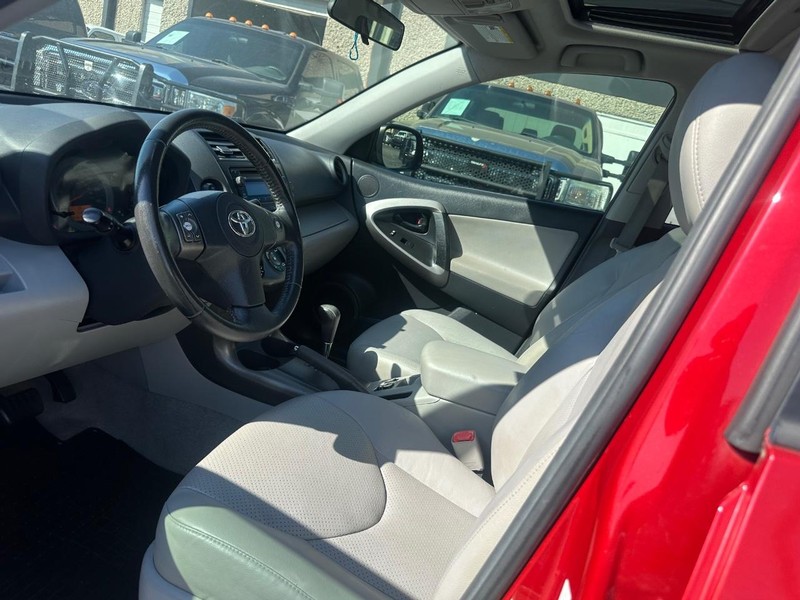 Toyota RAV4 Vehicle Full-screen Gallery Image 14