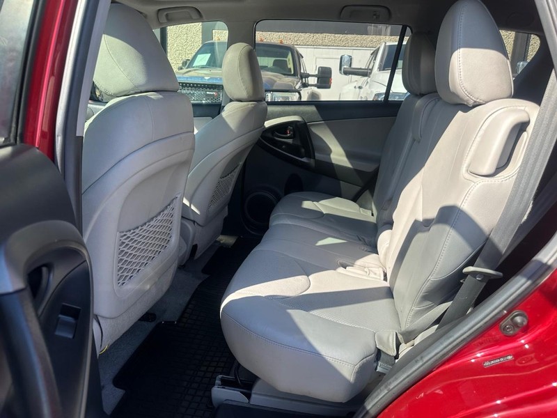 Toyota RAV4 Vehicle Full-screen Gallery Image 15