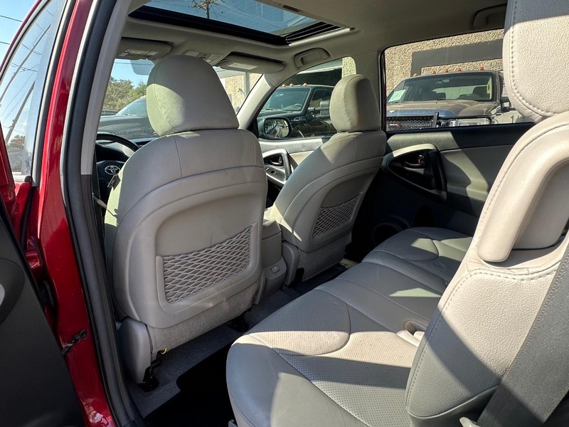 Toyota RAV4 Vehicle Full-screen Gallery Image 16