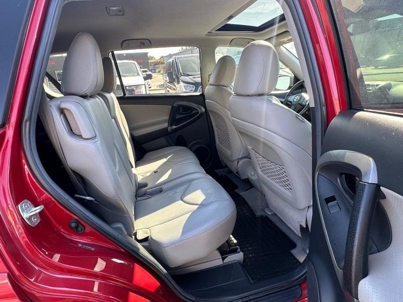 Toyota RAV4 Vehicle Full-screen Gallery Image 17