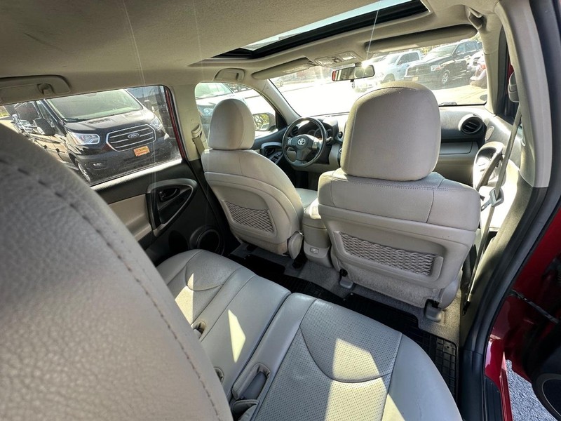 Toyota RAV4 Vehicle Full-screen Gallery Image 18