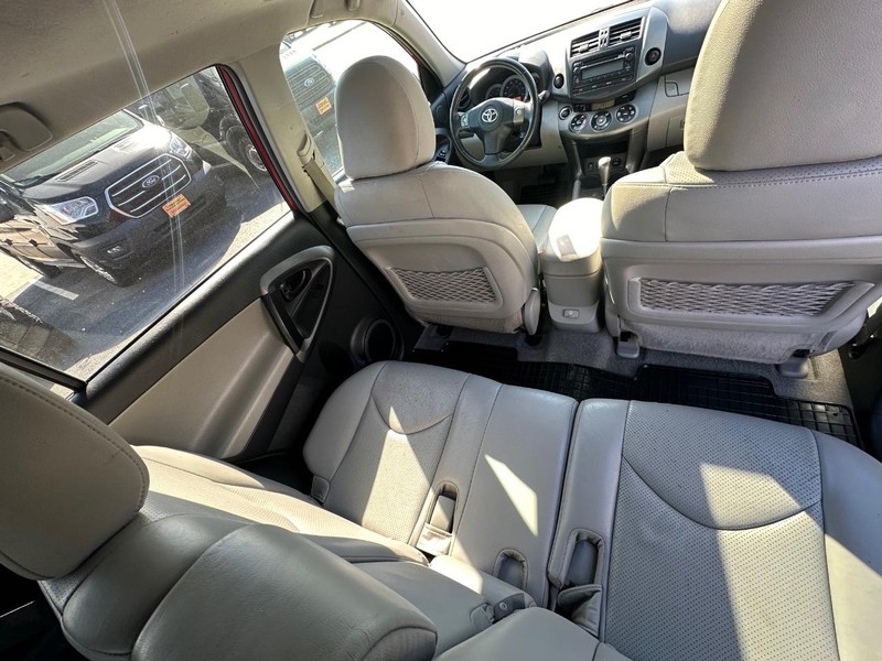 Toyota RAV4 Vehicle Full-screen Gallery Image 19