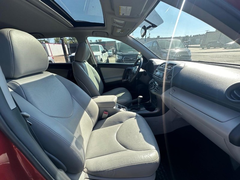 Toyota RAV4 Vehicle Full-screen Gallery Image 20