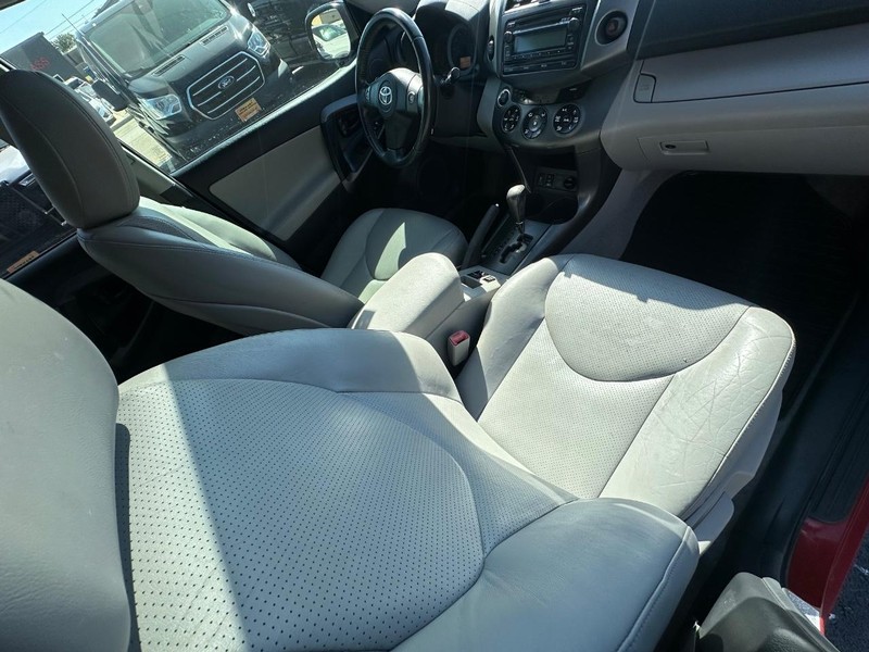 Toyota RAV4 Vehicle Full-screen Gallery Image 21