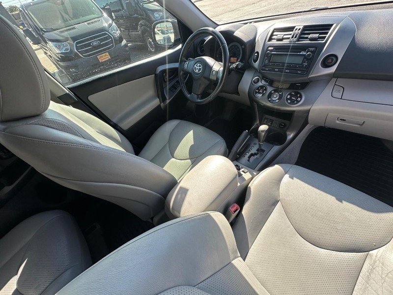 Toyota RAV4 Vehicle Full-screen Gallery Image 22