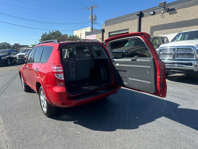 Toyota RAV4 Vehicle Full-screen Gallery Image 23