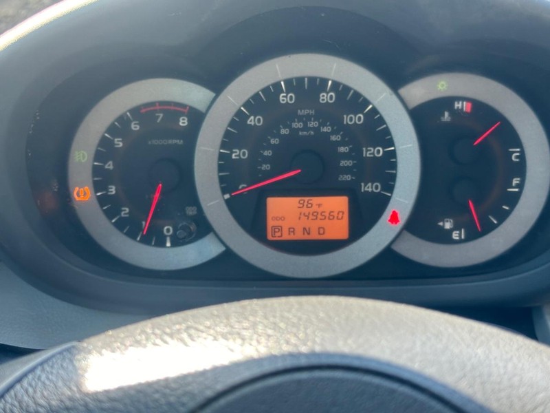 Toyota RAV4 Vehicle Full-screen Gallery Image 25