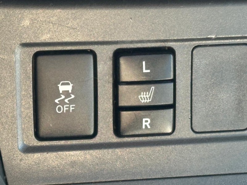 Toyota RAV4 Vehicle Full-screen Gallery Image 26