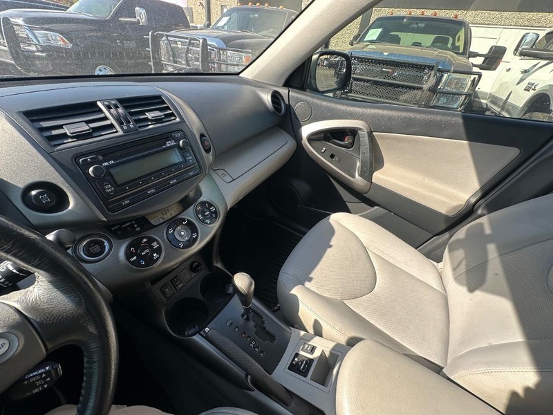 Toyota RAV4 Vehicle Full-screen Gallery Image 27