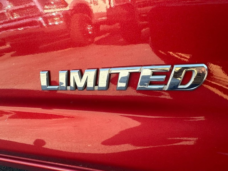 Toyota RAV4 Vehicle Full-screen Gallery Image 30