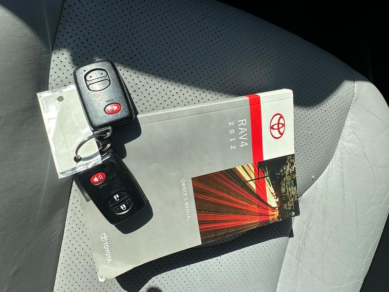 Toyota RAV4 Vehicle Full-screen Gallery Image 31