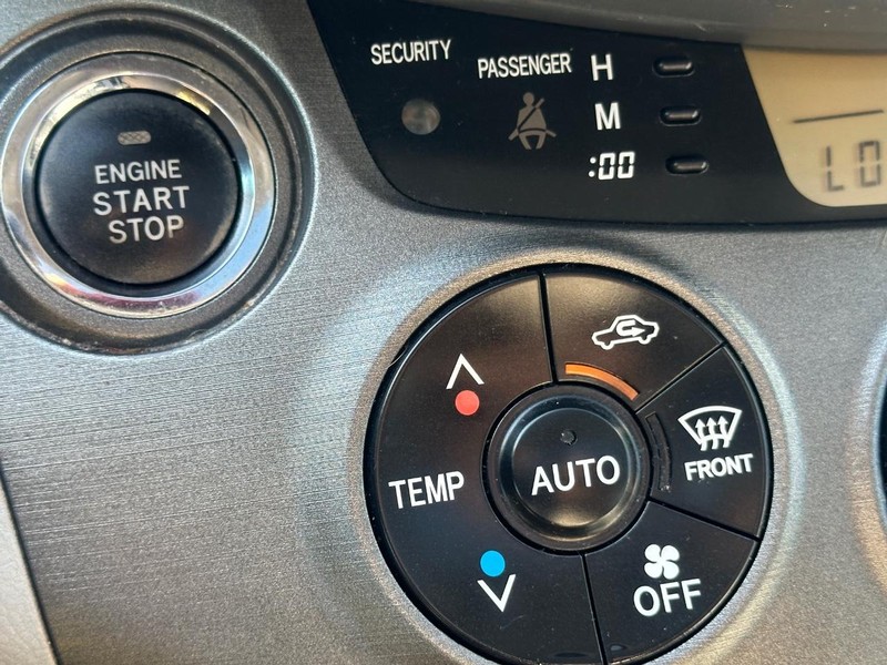 Toyota RAV4 Vehicle Full-screen Gallery Image 32