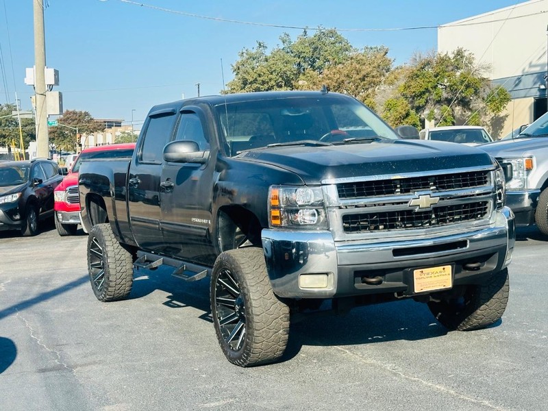 Chevrolet Silverado 2500HD Vehicle Full-screen Gallery Image 2