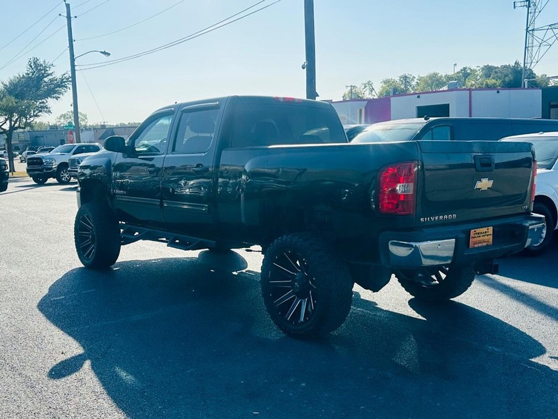Chevrolet Silverado 2500HD Vehicle Full-screen Gallery Image 8