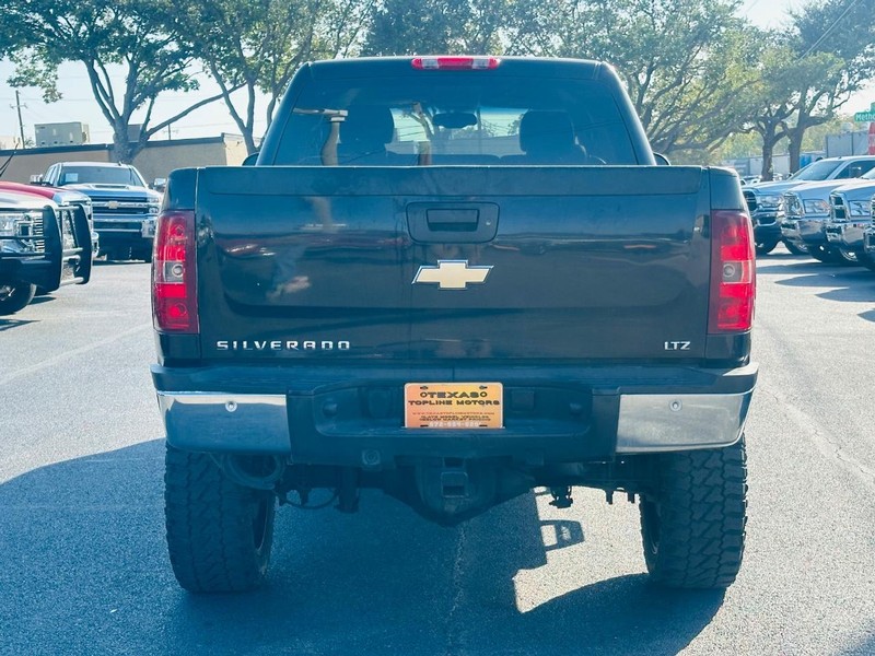 Chevrolet Silverado 2500HD Vehicle Full-screen Gallery Image 9