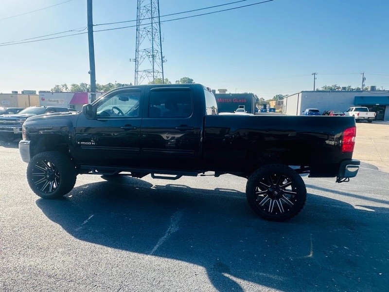 Chevrolet Silverado 2500HD Vehicle Full-screen Gallery Image 10