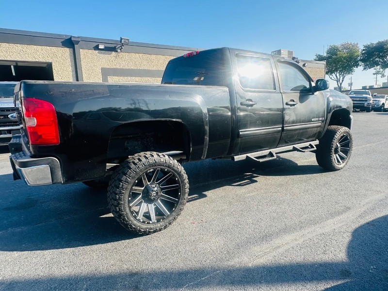 Chevrolet Silverado 2500HD Vehicle Full-screen Gallery Image 12