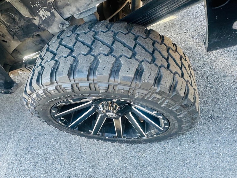 Chevrolet Silverado 2500HD Vehicle Full-screen Gallery Image 14