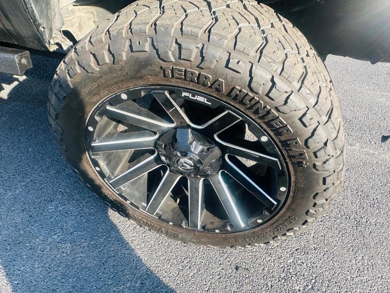 Chevrolet Silverado 2500HD Vehicle Full-screen Gallery Image 16