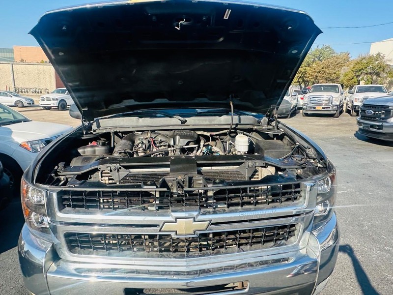 Chevrolet Silverado 2500HD Vehicle Full-screen Gallery Image 17