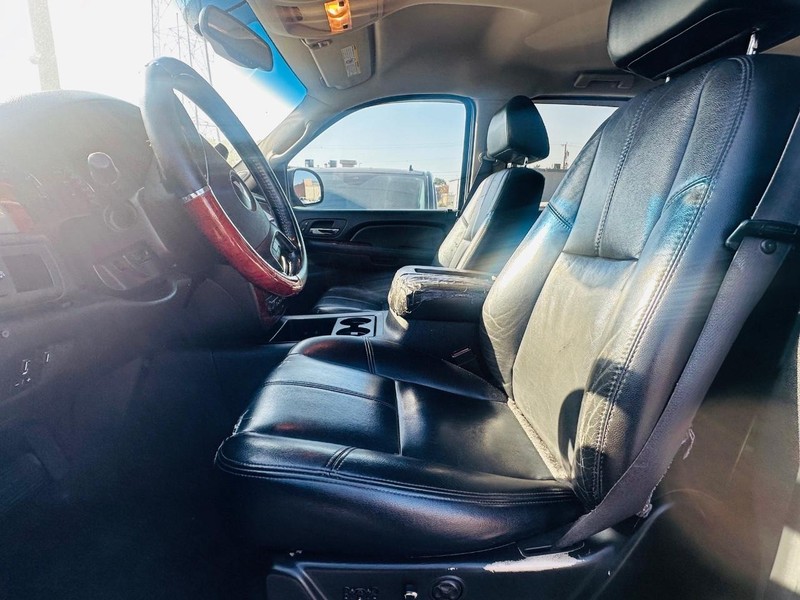 Chevrolet Silverado 2500HD Vehicle Full-screen Gallery Image 18