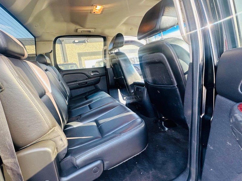 Chevrolet Silverado 2500HD Vehicle Full-screen Gallery Image 19