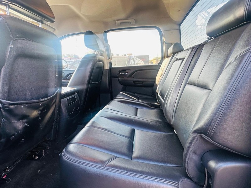 Chevrolet Silverado 2500HD Vehicle Full-screen Gallery Image 20