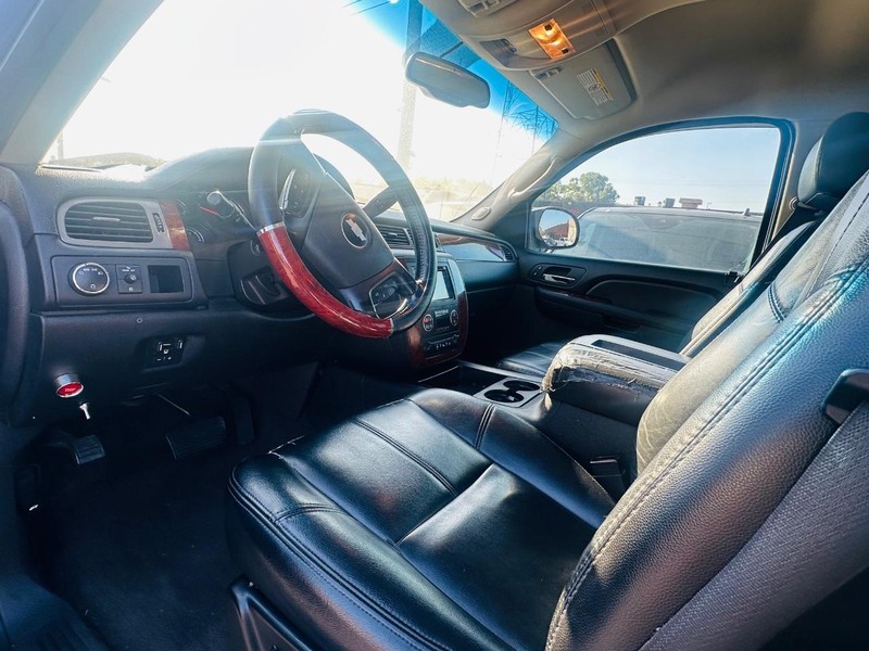 Chevrolet Silverado 2500HD Vehicle Full-screen Gallery Image 21