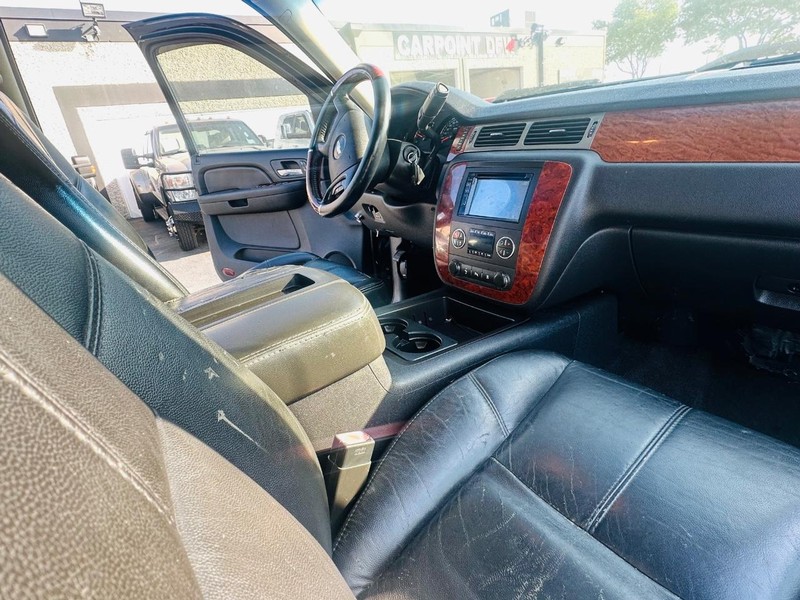 Chevrolet Silverado 2500HD Vehicle Full-screen Gallery Image 23