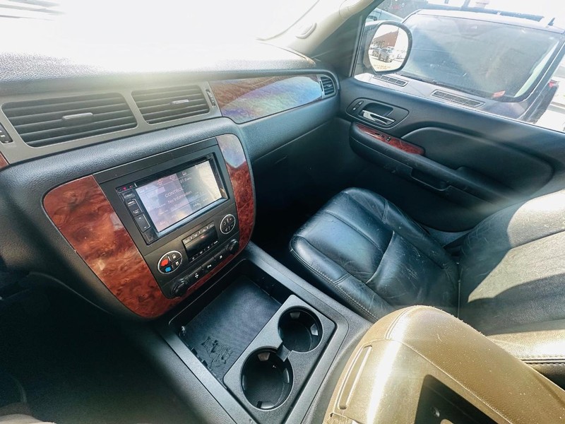 Chevrolet Silverado 2500HD Vehicle Full-screen Gallery Image 25