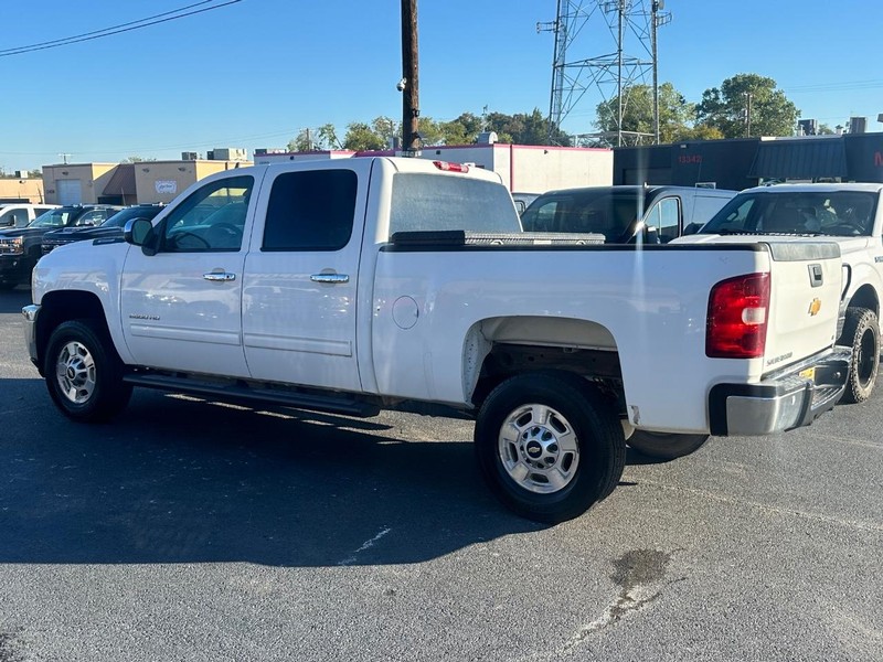 Chevrolet Silverado 2500HD Vehicle Full-screen Gallery Image 11