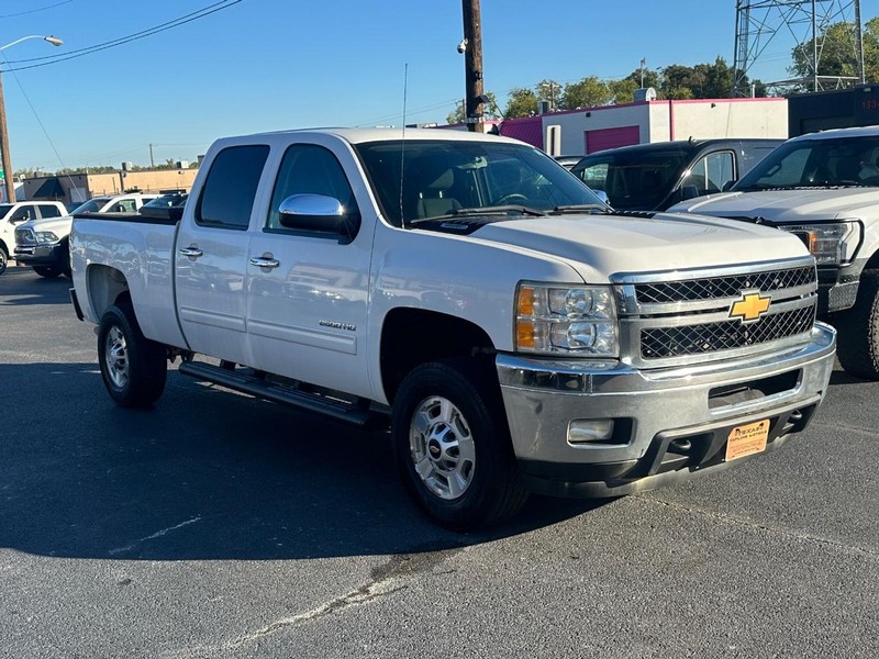 Chevrolet Silverado 2500HD Vehicle Full-screen Gallery Image 12