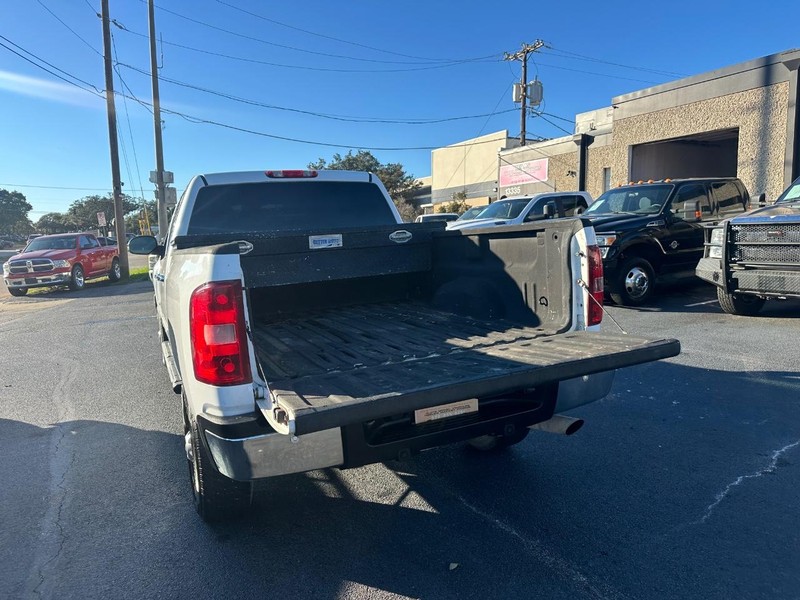 Chevrolet Silverado 2500HD Vehicle Full-screen Gallery Image 13